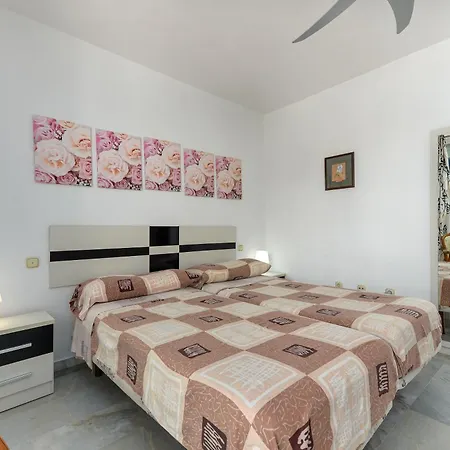 Spacious Beachfront 度假居 埃斯特波纳