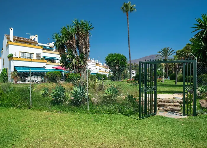 Spacious Beachfront 埃斯特波纳