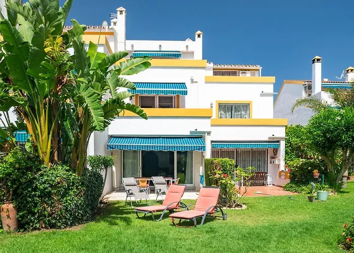 Spacious Beachfront Будинок відпочинку