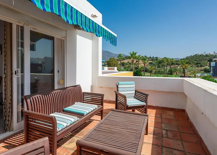 Spacious Beachfront Будинок відпочинку